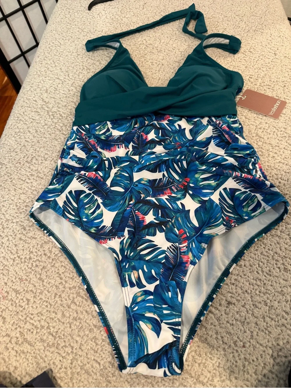 ✨ NWT Tropical Leaf Print One Piece Swimsuit Halter‎ Ruched Medium ✨